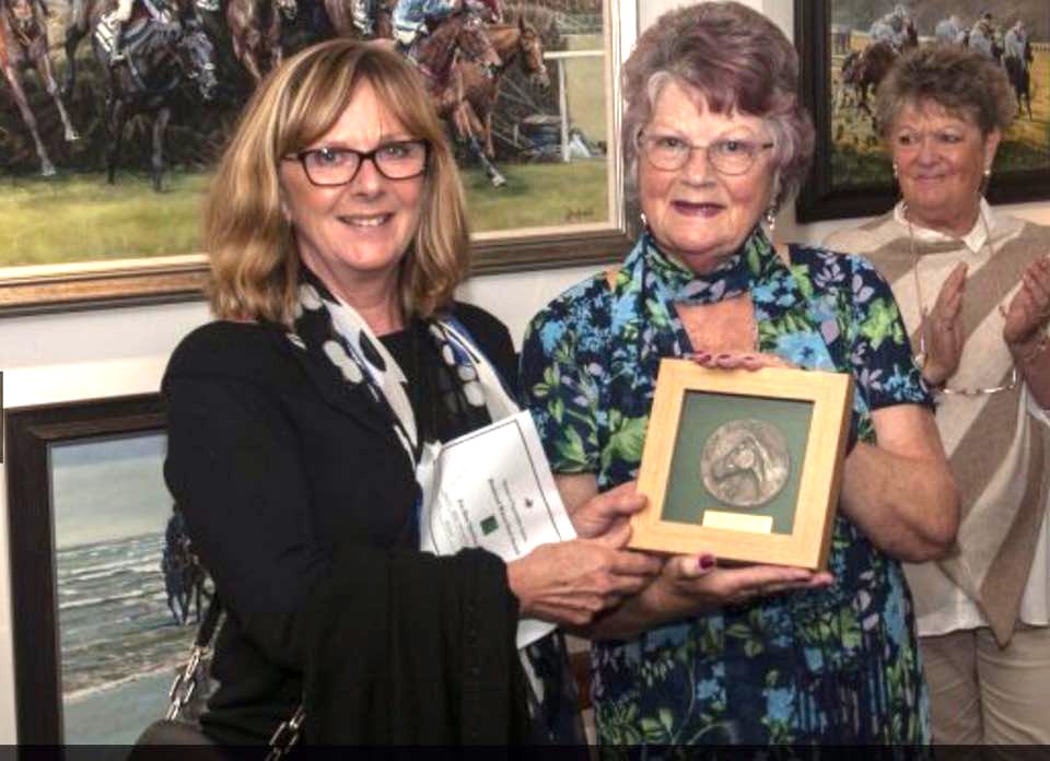 Jane Braithwaite receiving the Cuneo Medal
